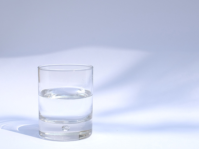 喉が渇いたとき『大量の水を一気に飲むと目の負担に！？』眼科医が指摘する理由とは？